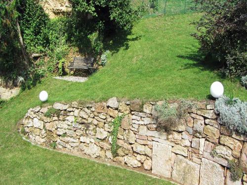 eine Steinmauer mit zwei weißen Bällen darüber in der Unterkunft Ferienhaus Manoury in Waldeck
