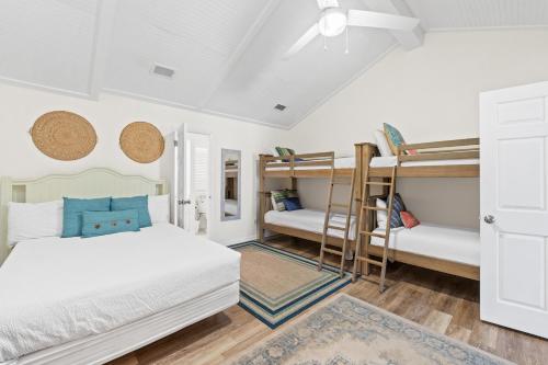 Tempat tidur susun dalam kamar di Premier Townhomes by Panhandle Getaways