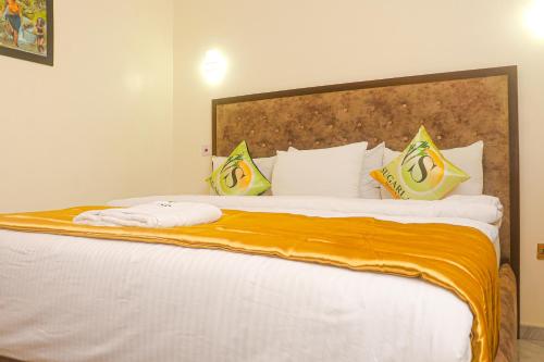 Cama o camas de una habitación en Sugarland Hotel and Suite GRA Ikeja Lagos