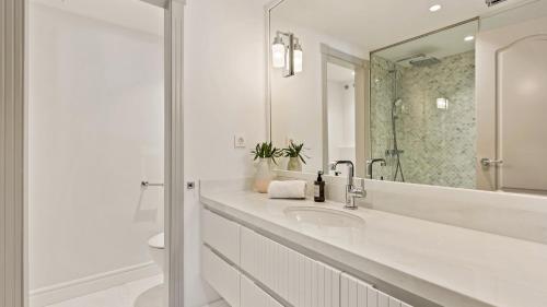 Prime Location, Priv Terrace, Steps from The Beach