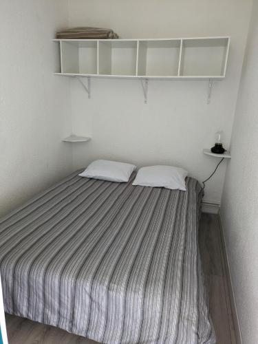 une chambre avec un lit avec deux oreillers blancs dans l'établissement Le DÉLICE DES DUNES, à Seignosse