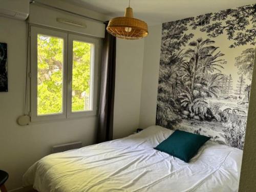 une chambre avec un lit avec une grande fenêtre dans l'établissement Cocon terrasse piscine, à Villeneuve-lès-Avignon