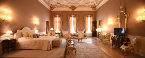 sypialnia z łóżkiem i telewizorem w obiekcie Ca' Sagredo Hotel w Wenecji