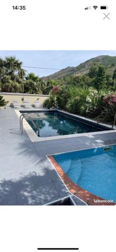 une photo d'une piscine avec des chaises autour dans l'établissement 2 Maison 14 couchages 1 maison 5 couchages et 1 maison 9 couchages dans un environnement calme avec piscine privée, à Barbaggio