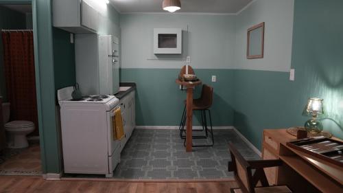 A kitchen or kitchenette at The Savannah Inn