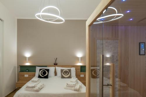 een slaapkamer met een bed met witte lakens en een douche bij ThreeMoonsBoutique House/Pandora in Salerno
