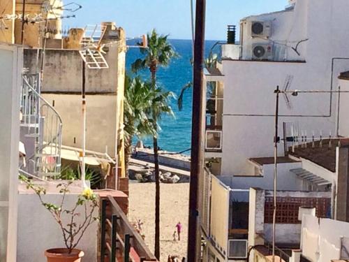 una vista della spiaggia dal balcone di un edificio di Pure Chill Apartment Sitges centre beach a Sitges