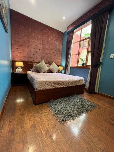 a bedroom with a bed and a window and a rug at Pepe's House Cuenca I Hotel & Boutique Hostel in Cuenca