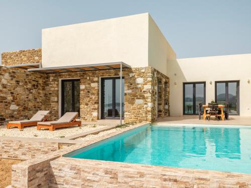 Agios Georgios的住宿－Luxurious Villa Antiparos，一座带游泳池和房子的别墅