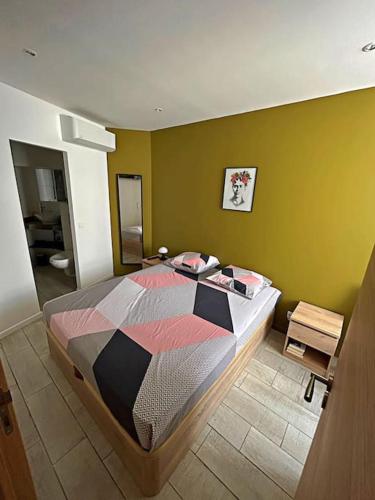 une chambre avec un lit dans une pièce dans l'établissement Bastia Duplex quartier citadelle, à Bastia