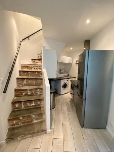 - une cuisine avec un escalier et un réfrigérateur dans l'établissement Bastia Duplex quartier citadelle, à Bastia