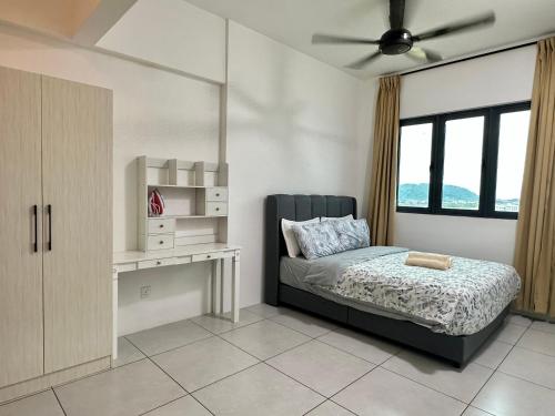 Schlafzimmer mit einem Bett und einem Fenster in der Unterkunft Holiday Inn Stay 3B2R Meritus Residensi Perai in Perai