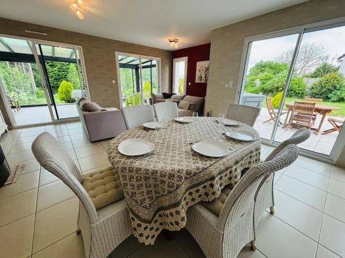 une salle à manger avec une table et des chaises dans l'établissement Havre de paix aux portes de la baie de Somme, à Abbeville