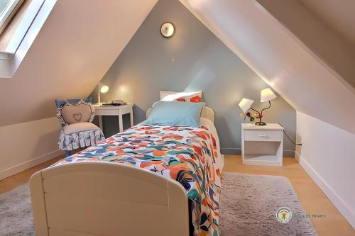 Cama o camas de una habitación en at the gite du bois damore in a quiet area 2,5km from the city - from the sea