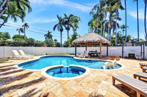 ハリウッドにあるSeaside Oasis in Hollywood Lakes near the Beachのヤシの木が茂るスイミングプール(テーブル、椅子付)