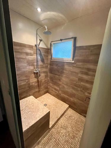 La salle de bains est pourvue d'une douche et d'une fenêtre. dans l'établissement Mathannaki, à Vendays-Montalivet