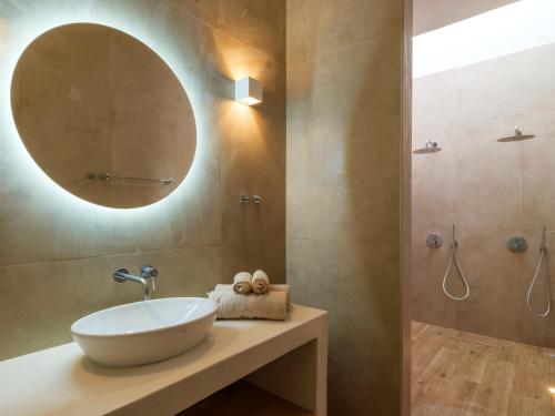 Agios Georgios的住宿－Luxurious Villa Antiparos，一间带水槽和镜子的浴室