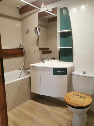 une salle de bain avec un lavabo, des toilettes et une baignoire dans l'établissement Jolie maison cosy avec terrasse 600m plage, à Saint-Jean-de-Luz