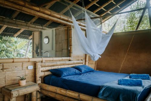 布里塔卡的住宿－Finca La Selvita，一张位于带蚊帐的房间内的床铺