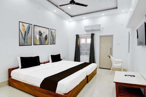 um quarto com uma cama e uma secretária em OYO Orchid Guest House em Durgapur