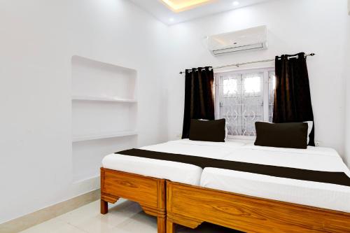 uma cama grande num quarto com uma janela em OYO Orchid Guest House em Durgapur