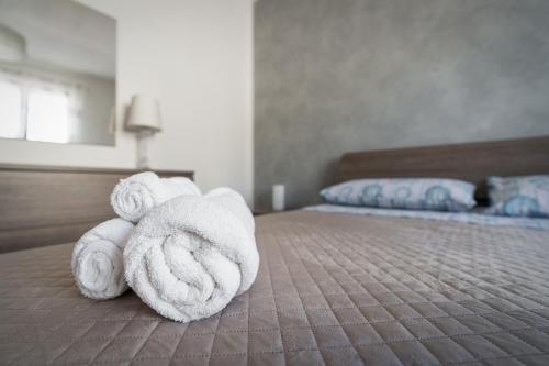 a pile of towels sitting on top of a bed at Cas'Aurora in Tresnuraghes