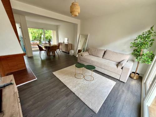 un salon avec un canapé et une table dans l'établissement Appartement Victoria, à Orléans