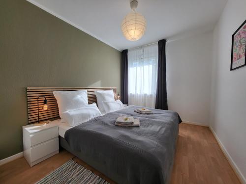 een slaapkamer met een groot bed en een raam bij Zentrumsnahe Wohlfühloase in Kassel