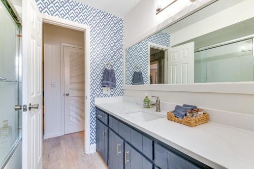 Koupelna v ubytování Pelican Beach Retreat! Family Home on Space Coast