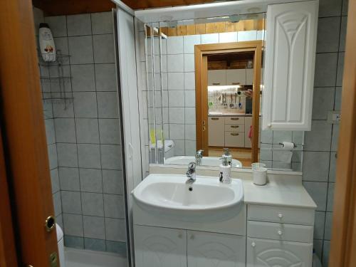 a bathroom with a sink and a mirror at VILLA FELICIA in Torino di Sangro