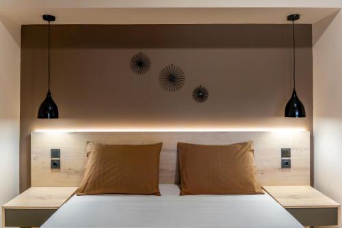 1 dormitorio con 1 cama blanca grande y 2 almohadas en NOVOS guesthouse Meteora, en Kalambaka