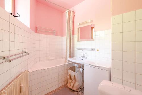 une salle de bain avec un lavabo, une baignoire et des toilettes dans l'établissement Studio central Brides-les-Bains, à Brides-les-Bains
