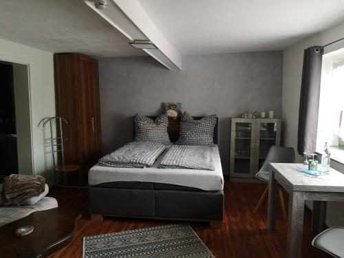 1 dormitorio con 1 cama grande en una habitación en Apartment am Stadtturm en Freyburg