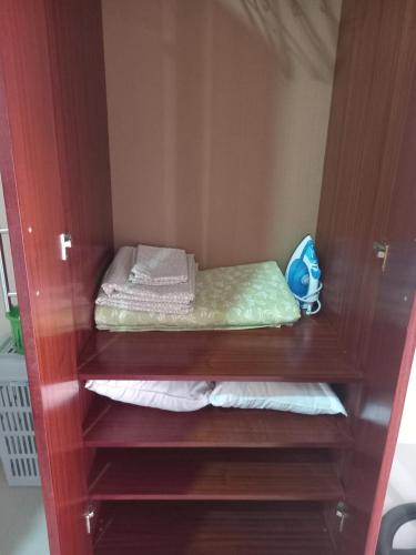 un armario de madera con 2 camas y toallas. en Nifa House, en Espargos