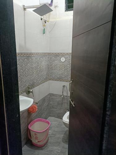 Koupelna v ubytování Mahalaxmi Nagar Residency Ac Rooms