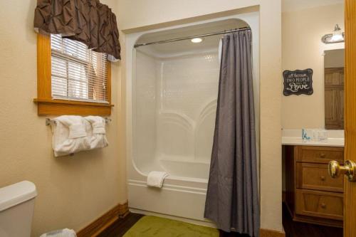 Ένα μπάνιο στο Briarstone Lodge Condo 13E by Eden Crest