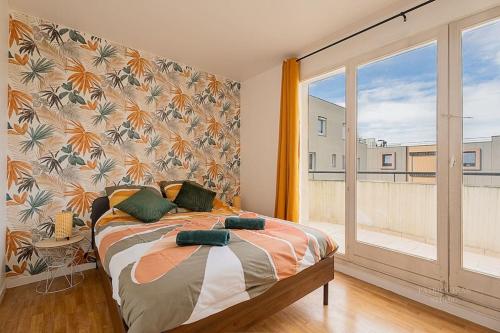 une chambre avec un lit et une grande fenêtre dans l'établissement Confort & Spacieux Family Travel pour 6 - 10' to Disneyland Paris 25' to Paris - In front of Train Station Torcy RER A, à Torcy
