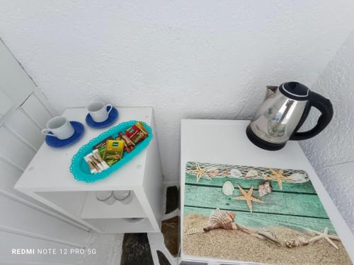 un tavolo con un trenino giocattolo e una teiera sopra di Spasmata studios a Minia