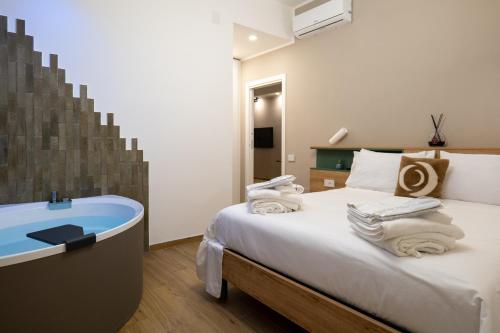 un bagno con vasca accanto al letto di Three Moons Boutique House/Calypso a Salerno