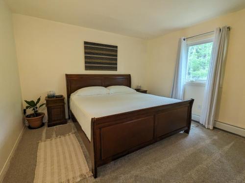- une chambre avec un grand lit et une fenêtre dans l'établissement Fireweed Apartments, à Fairbanks