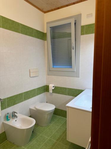a bathroom with a toilet and a sink at Appartamento casa vacanza Abano Terme Euganean Hills Holiday in Teolo