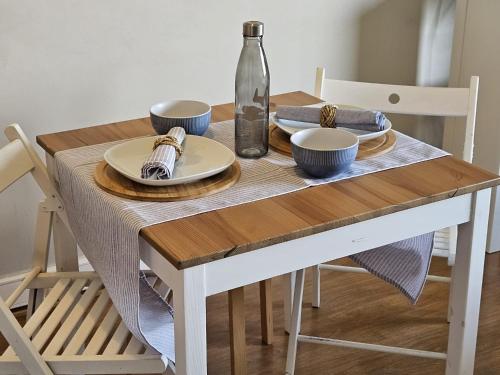 - une table avec des assiettes, des bols et une bouteille dans l'établissement Oporto Trindade Residence, à Porto