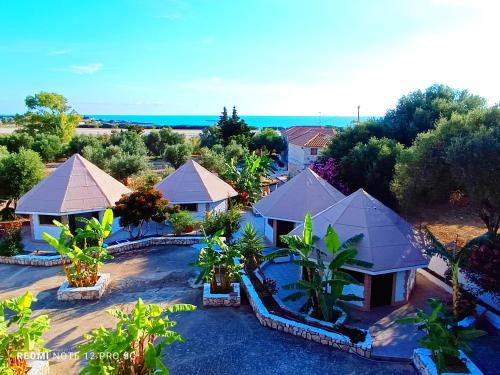 una vista aerea di una villa con un resort di Spasmata Marios bungalows a Minia