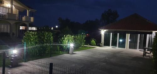 Zahrada ubytování Cozzy apartment near the Aiport Podgorica