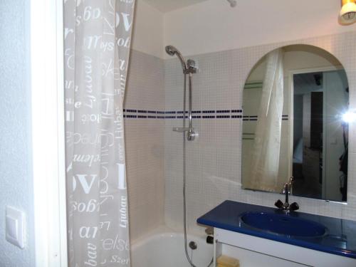 La salle de bains est pourvue d'une douche et d'un lavabo bleu. dans l'établissement Résidence Thabor - 2 Pièces pour 4 Personnes MAE-8574, à Modane