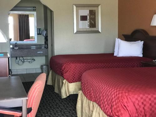 Postel nebo postele na pokoji v ubytování Stamford INN