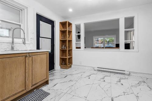 an empty kitchen with a sink and a window at 2 BDR -10 min de la Ronde et Parc Jean Drapeau South Shore Montreal in Longueuil