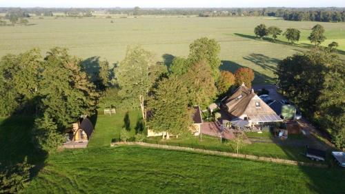 an aerial view of a large house in a field at Sterrenzicht BB Weidszicht in Doezum