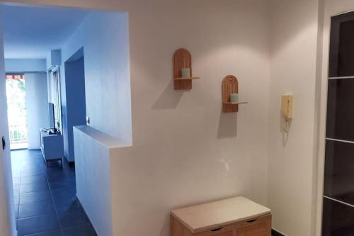 une salle de bain avec un mur blanc avec deux niches dessus dans l'établissement Spacieux 2 pièces avec terrasse, clim et parking, à Antibes