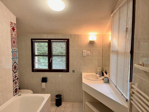 une salle de bain avec un lavabo, une baignoire et des toilettes dans l'établissement Villa Bordeaux, à Salles